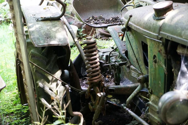 Een Stelletje Oude Gebroken Industriële Delen Een Bos — Stockfoto