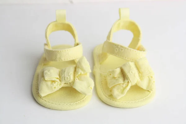 Selektiv Fokus Närbild Ett Par Gula Baby Sandaler Med Båge — Stockfoto