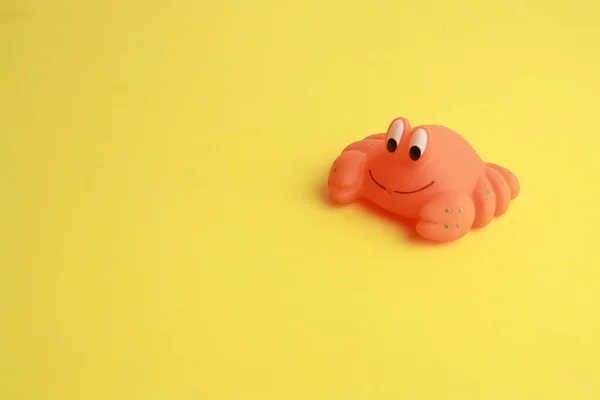 Tiro Isolado Pequeno Brinquedo Bonito Banheira Caranguejo Uma Superfície Amarela — Fotografia de Stock