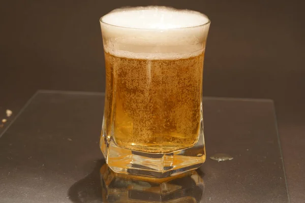 Mała Szklanka Świeżego Zimnego Piwa Stole — Zdjęcie stockowe