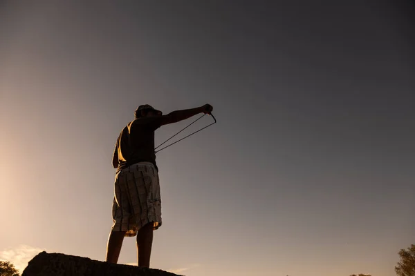 Low Angle Shot Male Playing Slingshot Sunset — Stock Photo, Image