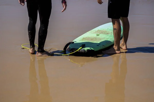 Close Pessoas Com Uma Prancha Surf Praia — Fotografia de Stock