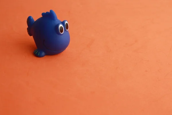 Tiro Ângulo Alto Brinquedo Bonito Uma Banheira Azul Forma Peixe — Fotografia de Stock