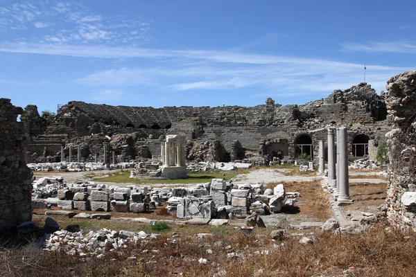 Słoneczna Sceneria Starych Ruin Budynków — Zdjęcie stockowe