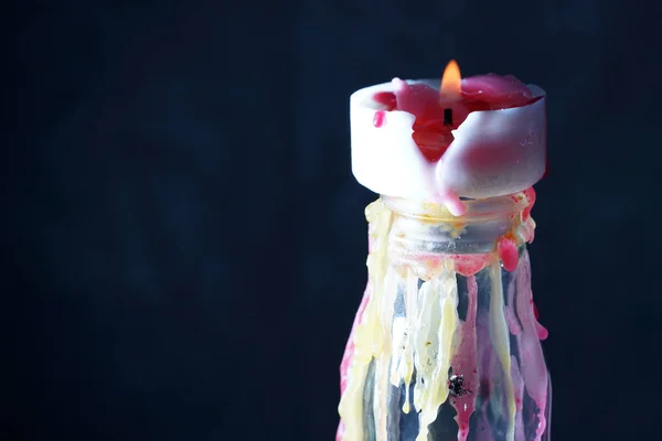 黑暗环境中燃烧的蜡烛的特写镜头 — 图库照片