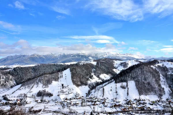 一个美丽的风景与Bucegi山在冬季 — 图库照片
