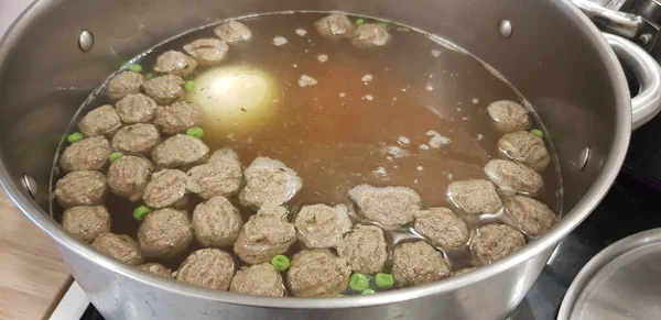 传统的匈牙利饺子汤 用大量蔬菜制成 — 图库照片