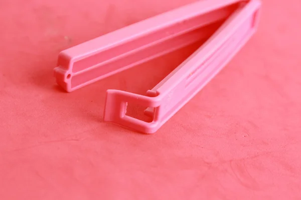 Primo Piano Clip Plastica Sacchetti Cibo Uno Sfondo Rosa — Foto Stock