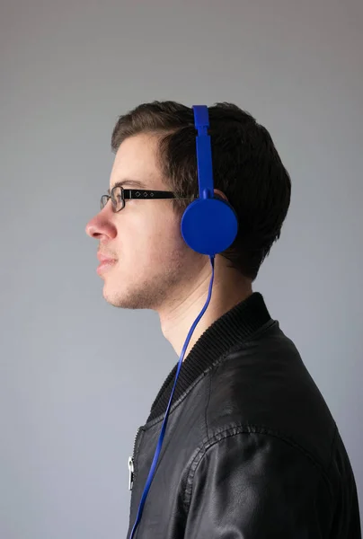 Profilbild Eines Jungen Mannes Der Über Kopfhörer Musik Hört — Stockfoto