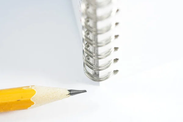 Közelkép Egy Kihegyezett Ceruzáról Egy Jegyzetfüzet Spirálról — Stock Fotó