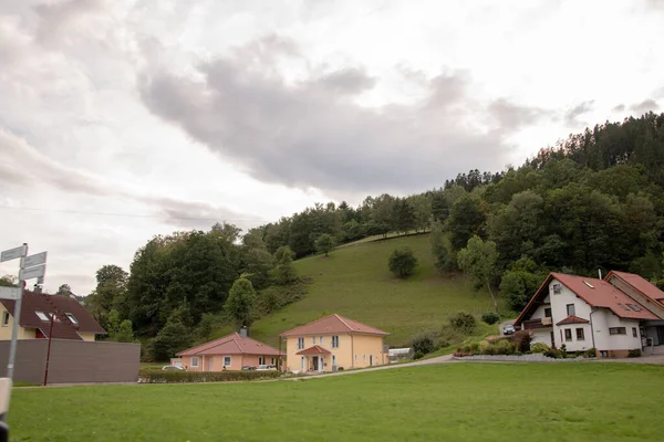 Eine Schöne Aufnahme Von Häusern Einer Feldlandschaft — Stockfoto