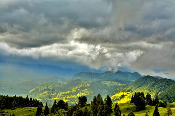 Vacker Bild Skogsklädda Berg Molnig Himmel — Stockfoto