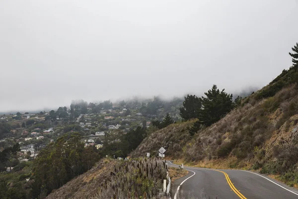 Красивый Кадр Высокого Угла Шоссе Далекого Города Покрытого Туманом — стоковое фото