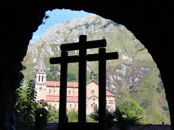 Primo Piano Croci Una Grotta Una Chiesa Colline — Foto Stock