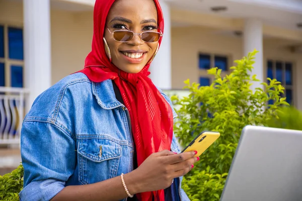 Afrikansk Kvinna Gladeligen Bläddra Online Med Hjälp Bärbar Dator Och — Stockfoto