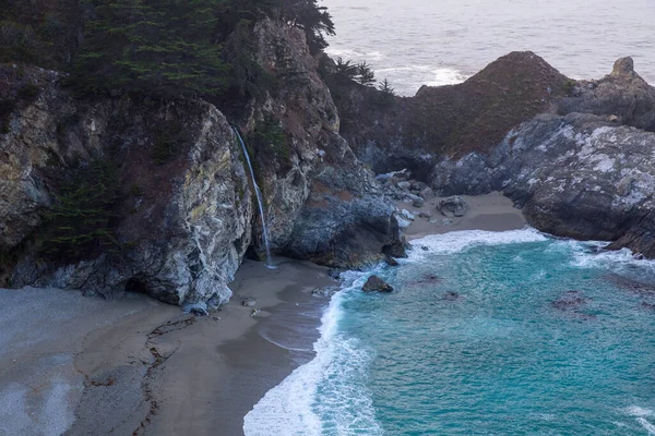 カリフォルニア州ビッグサーのマクウェイ滝の景色を望む美しい岩の海岸線 — ストック写真