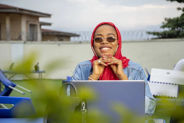 Селективный Снимок Африканской Женщины Работающей Ноутбуке Ресторане Открытом Воздухе — стоковое фото