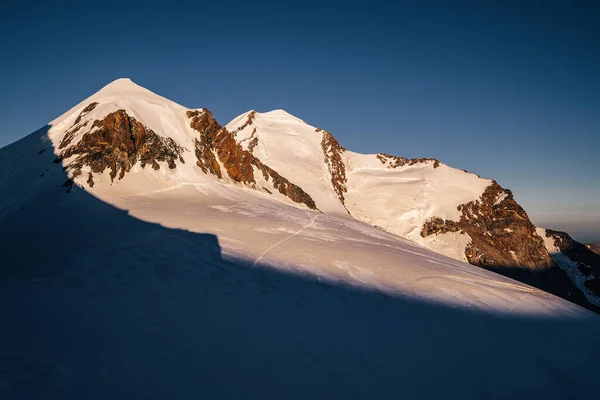 Vista Atardecer Los Famosos Picos Alpinos Pollux Castor Conocidos Como —  Fotos de Stock