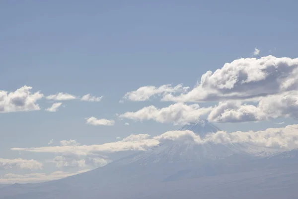 Belo Tiro Monte Ararate Bíblico Com Nuvens Seu Redor — Fotografia de Stock