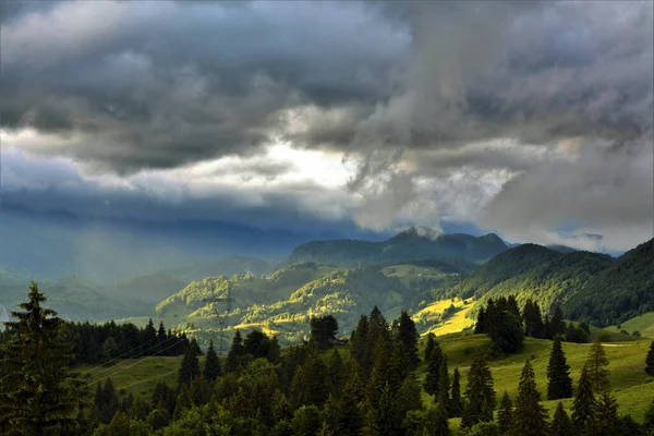 Vacker Bild Skogsklädda Berg Molnig Himmel — Stockfoto