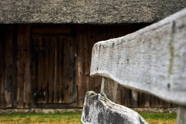 Eine Nahaufnahme Einer Holzbank Auf Einem Ländlichen Holzhaus Hintergrund — Stockfoto