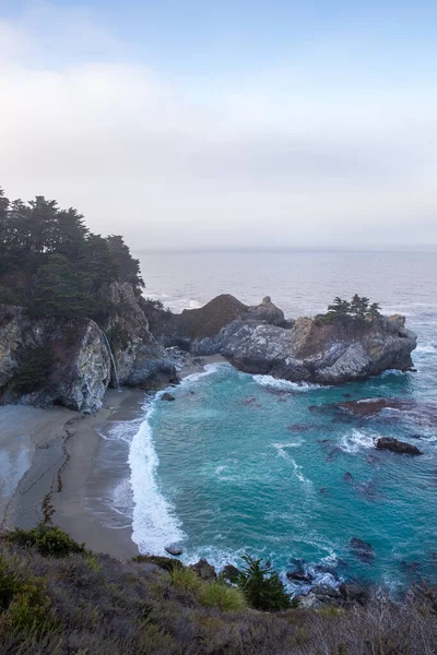 Ένα Όμορφο Πλάνο Από Mcway Falls Big Sur Καλιφόρνια — Φωτογραφία Αρχείου