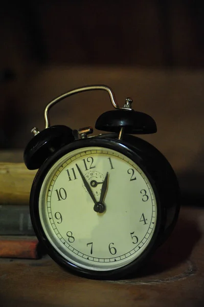 Μια Κάθετη Λήψη Ενός Vintage Ξυπνητήρι Δίπλα Ένα Σκονισμένο Σωρό — Φωτογραφία Αρχείου