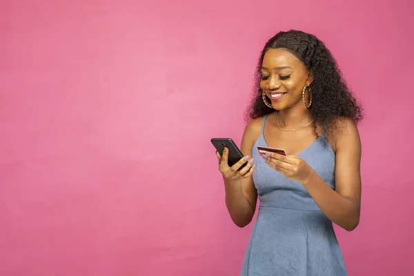 Una Hermosa Joven Africana Usando Teléfono Móvil Tarjeta Crédito — Foto de Stock