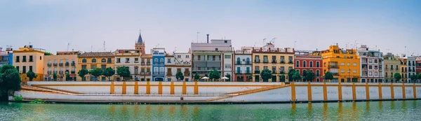 Seville Spanien Jul 2020 Solnedgången Syn Berömda Färgglada Hus Triana — Stockfoto