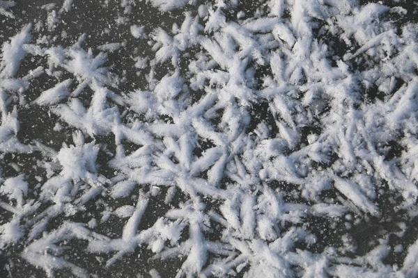 Ένα Πλάνο Υψηλής Γωνίας Από Κομμάτια Χιονιού Στο Έδαφος — Φωτογραφία Αρχείου