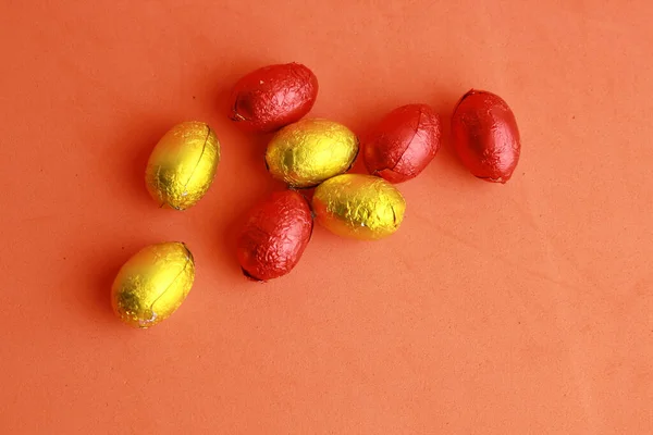Horní Pohled Barevné Čokoládové Velikonoční Vaječné Bonbóny Oranžovém Pozadí — Stock fotografie