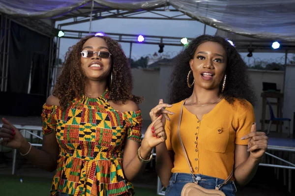 Par Jóvenes Mujeres Africanas Bailando Disfrutando Concierto Por Noche — Foto de Stock