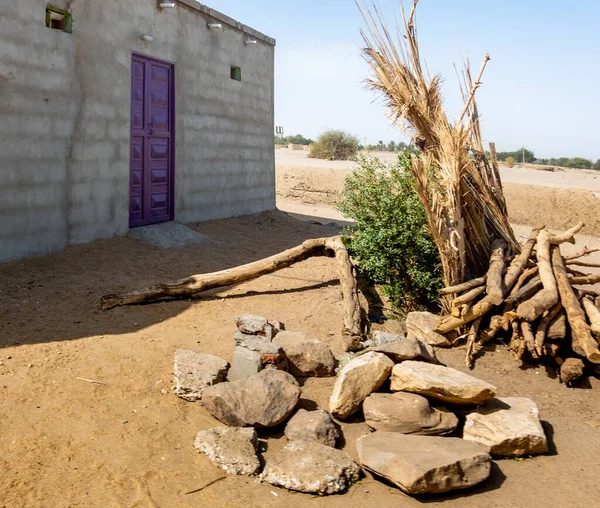 Bostadshus Sudan Med Lagrade Leveranser Ved Grönt Foder Och Stenar — Stockfoto