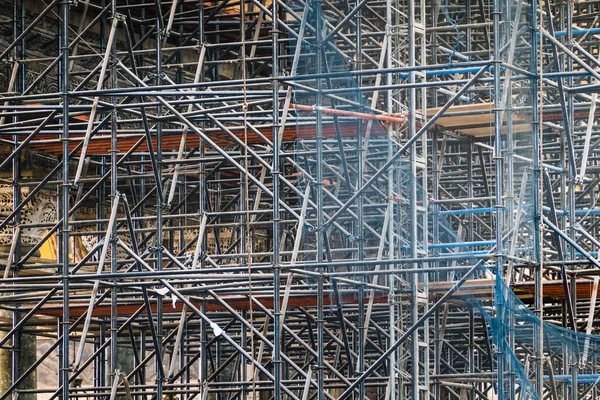 Andaimes Complicados Consistindo Muitos Postes Suportes Dentro Edifício Histórico — Fotografia de Stock