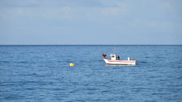 Вид Рыбацкую Лодку Посреди Моря Четком Фоне — стоковое фото