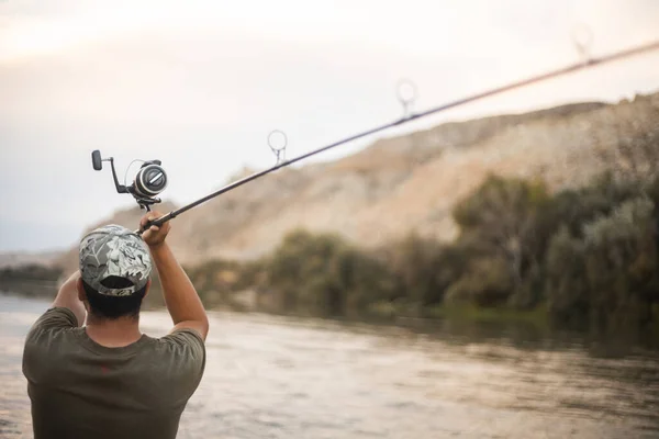 Una Vista Posteriore Maschio Pesca Nel Fiume — Foto Stock