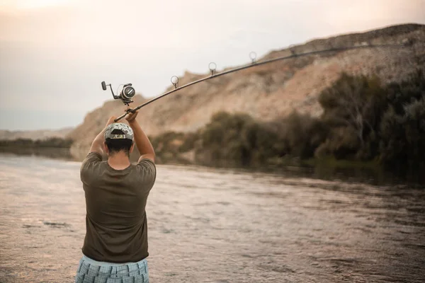 Visão Traseira Macho Pescando Rio Com Uma Vara Por Sol — Fotografia de Stock