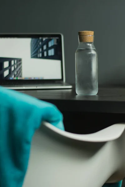 Moderne Glasflasche Gefüllt Mit Wasser Auf Dem Schreibtisch Mit Anderen — Stockfoto