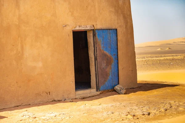 Immagine Astratta Irreale Dell Angolo Una Casa Nel Deserto Con — Foto Stock