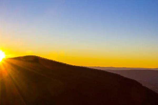 Прекрасный Снимок Заката Над Холмом — стоковое фото