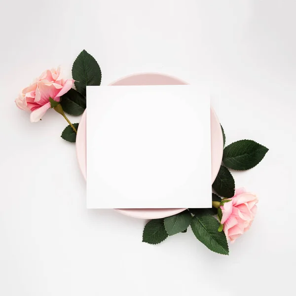 Порожній Шматок Паперу Рожевій Тарілці Оточений Трояндами Ізольовані Білому Тлі — стокове фото