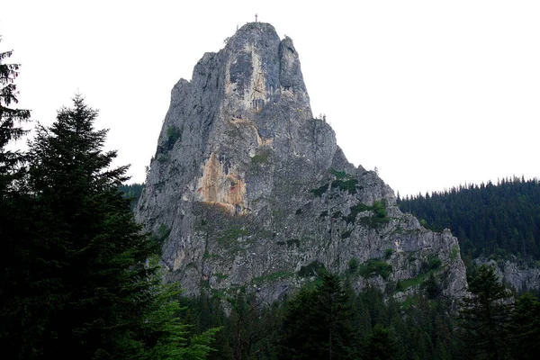 Eine Schöne Aufnahme Des Altarsteins Der Bicaz Schlucht Vor Bewölktem — Stockfoto