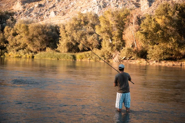 Ein Männchen Fischt Fluss Mit Einer Rute Bei Sonnenuntergang — Stockfoto