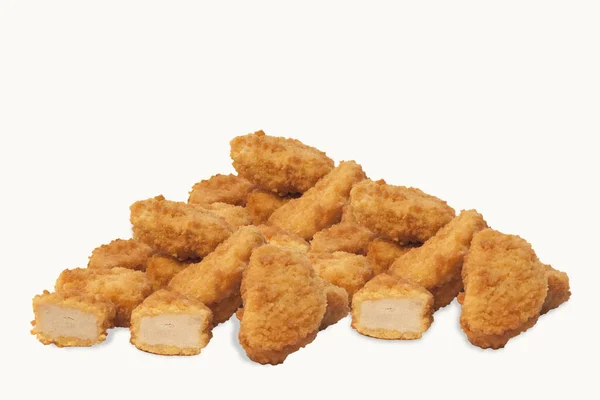 Een Geïsoleerd Shot Van Gepaneerde Kip Nuggets Geserveerd Met Citroen — Stockfoto