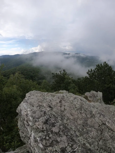 Eine Vertikale Aufnahme Eines Felsigen Hügels Unter Nebligem Himmel Bei — Stockfoto