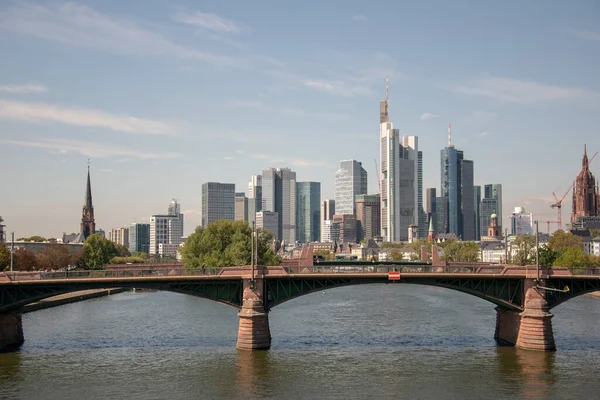 Een Prachtige Opname Van Gebouwen Frankfurt Zichtbaar Vanaf Een Kanaal — Stockfoto