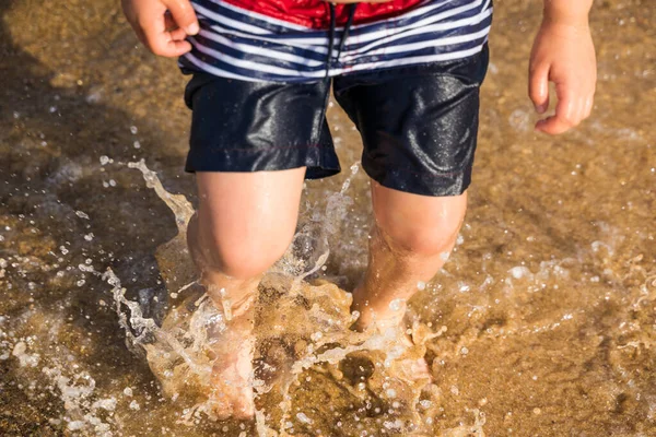 Poten Van Een Mannetje Vermaken Zich Het Water Van Zee — Stockfoto