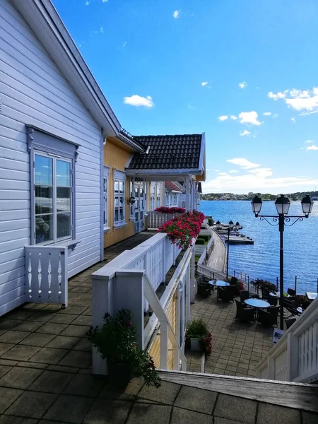 Pionowe Ujęcie Domów Nad Morzem Miejscowości Gjeving Norwegia — Zdjęcie stockowe