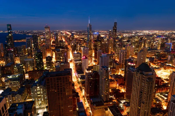 Ein Von Gebäuden Und Lichtern Umgebenes Stadtbild Chicagos Abend Den Stockbild