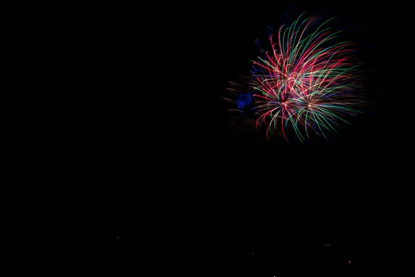 Belo Tiro Fogos Artifício Coloridos Explodindo Fundo Céu Negro Noite — Fotografia de Stock